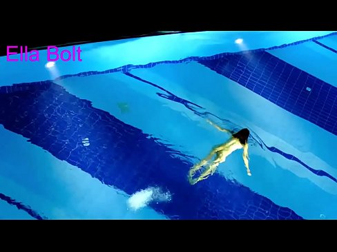 ❤️ Ik kin net ophâlde te sjen, jonge blonde fongen neaken swimmen yn ELLA BOLT resort pool Russyske porno op fy.hentaisea-com.ru