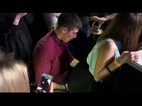❤️ Echte seks yn in Russyske nachtclub. 18-jierrich Russysk famke yn 'e anus en fagina neukt yn in nachtclub Russyske porno op fy.hentaisea-com.ru