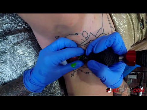 ❤️ Ekstreem tattooed hottie Sully Savage krige in tattoo op har klitoris Russyske porno op fy.hentaisea-com.ru